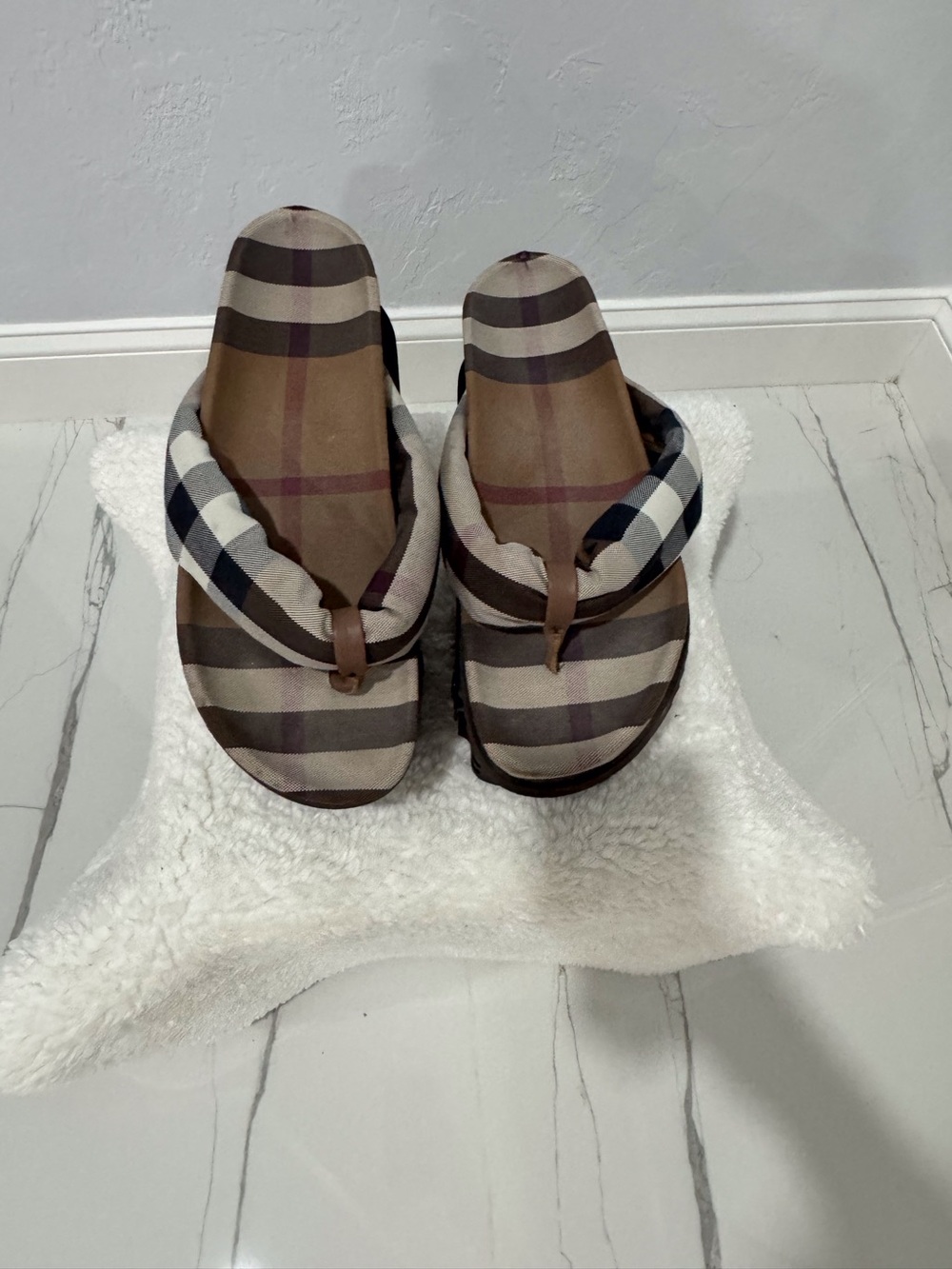 Burberry Brown Plaid Men’s Padded Thong Sandals - Picture 1 of 8